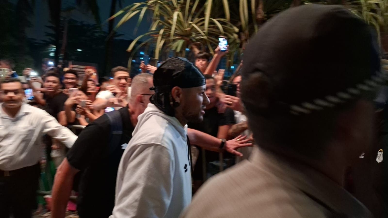 Santos chega a Maceió e multidão celebra Neymar