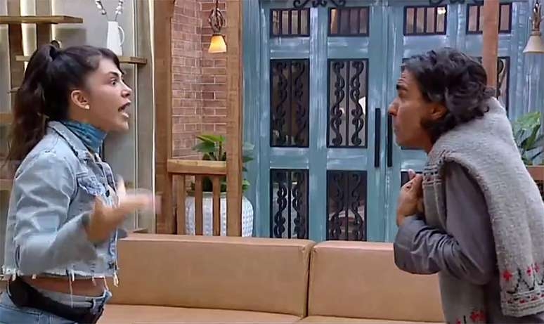 A Fazenda | André chama Nadja de "ridícula da arminha" e ouve: "Para de atuar"