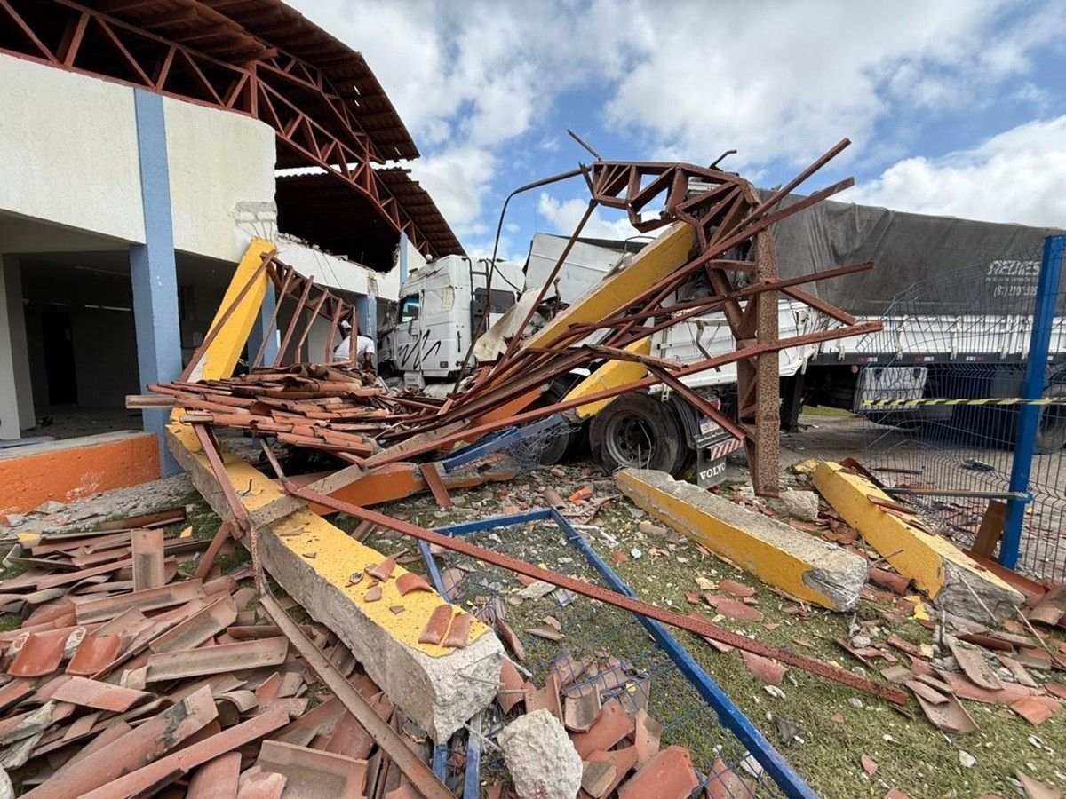 Acidente com carreta atinge escola em São Sebastião