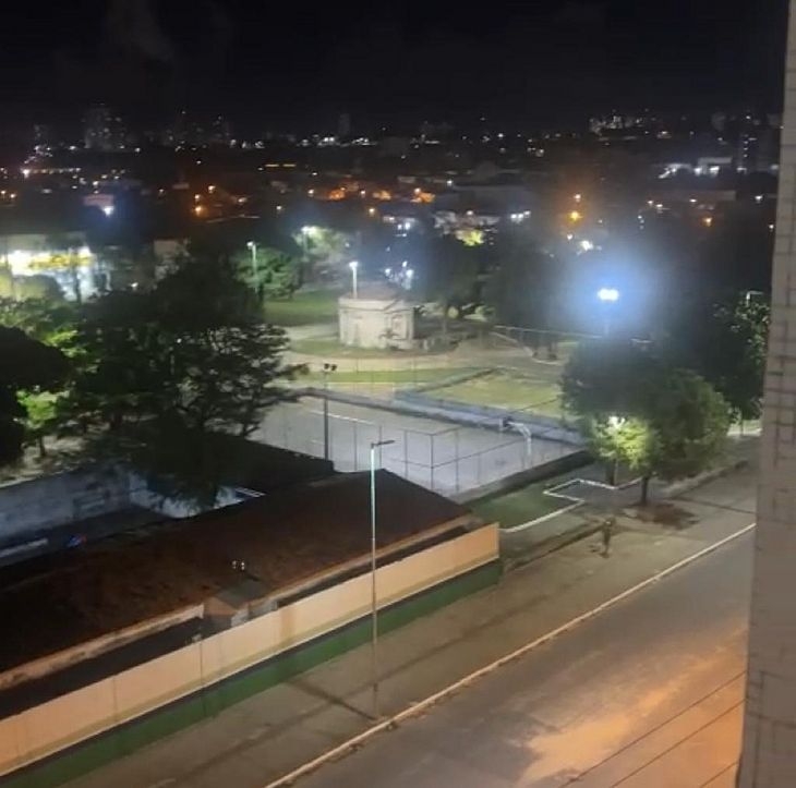 Dupla em bicicleta mata jovem de 21 anos a tiros e deixa homem ferido na Praça da Faculdade