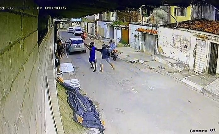 Vídeo: morador de Cruz das Almas é vítima de roubo a mão armada na frente de casa; 4 são suspeitos