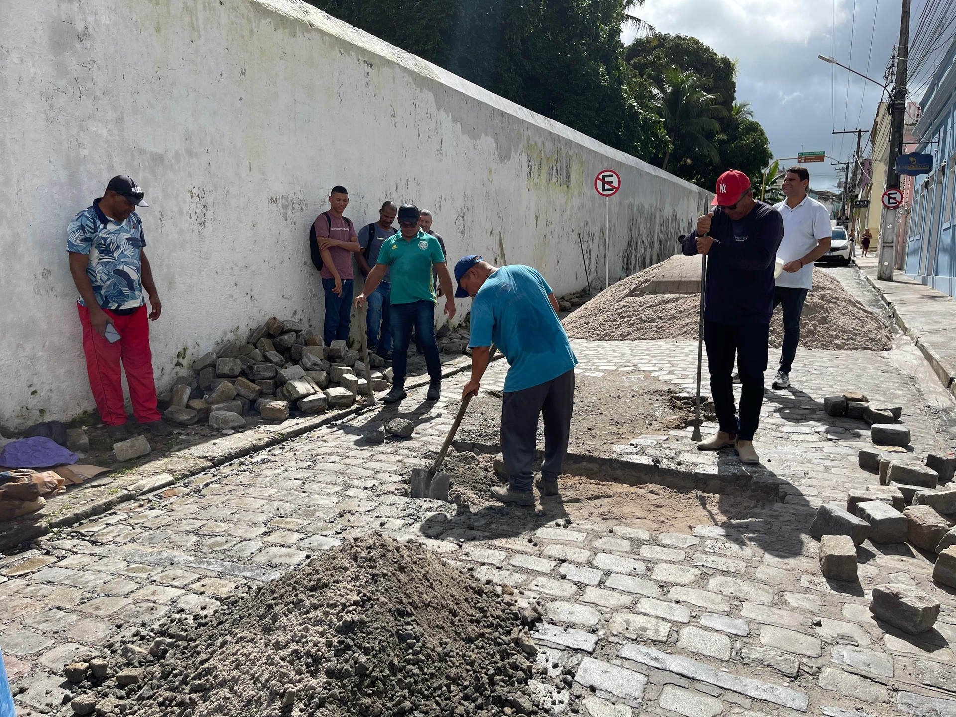 Interdição da Rua Siqueira Campos para reparos na Prefeitura de Penedo