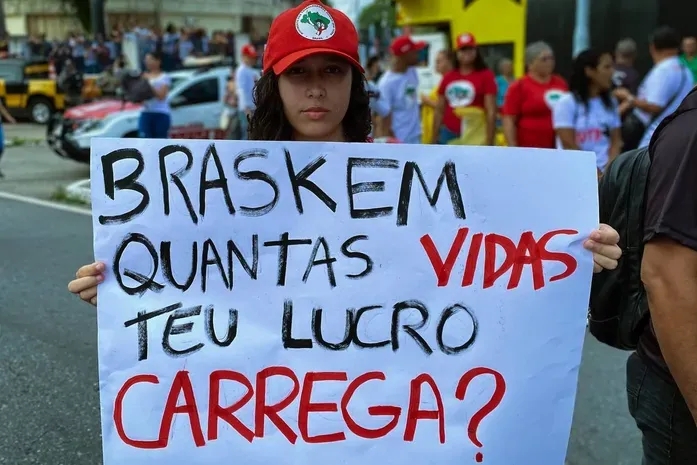 Manifestantes fecham Av. Fernandes Lima e deixam trânsito lento em protesto contra Braskem