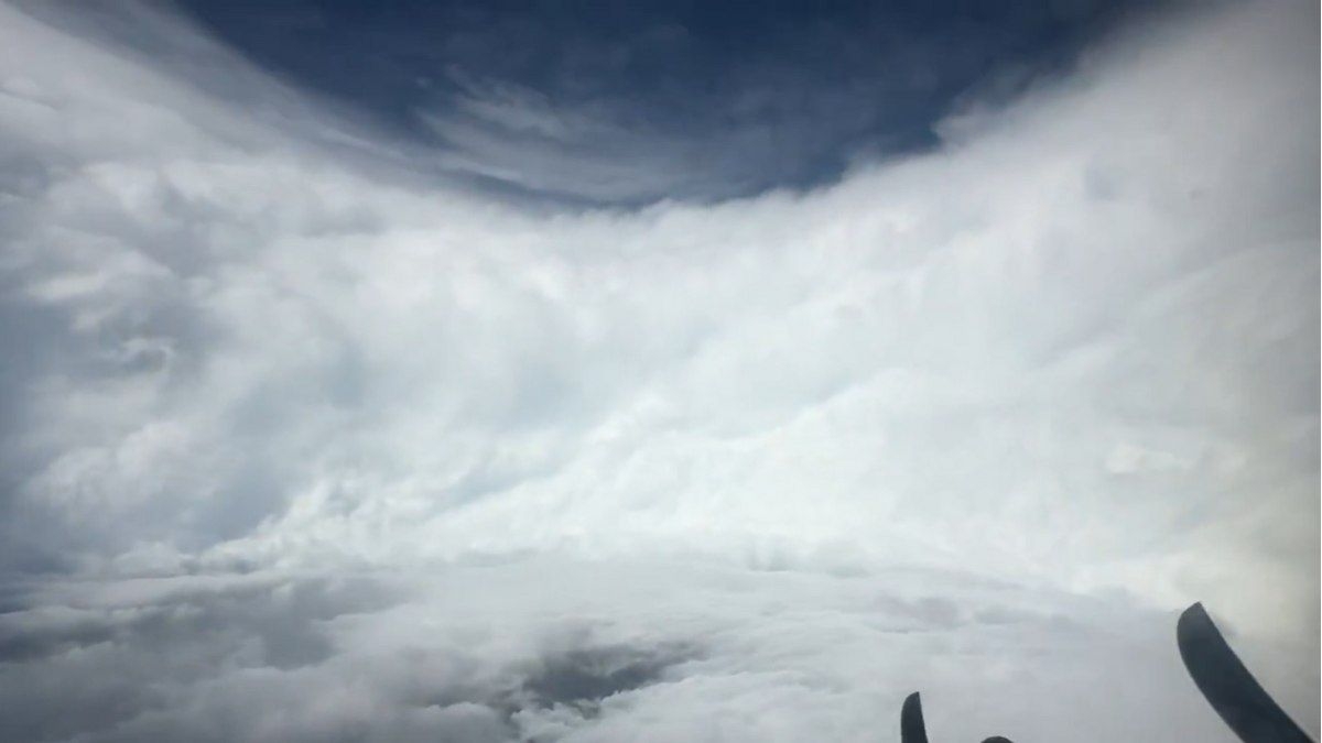 Furacão Melissa é registrado por caçador de tempestades