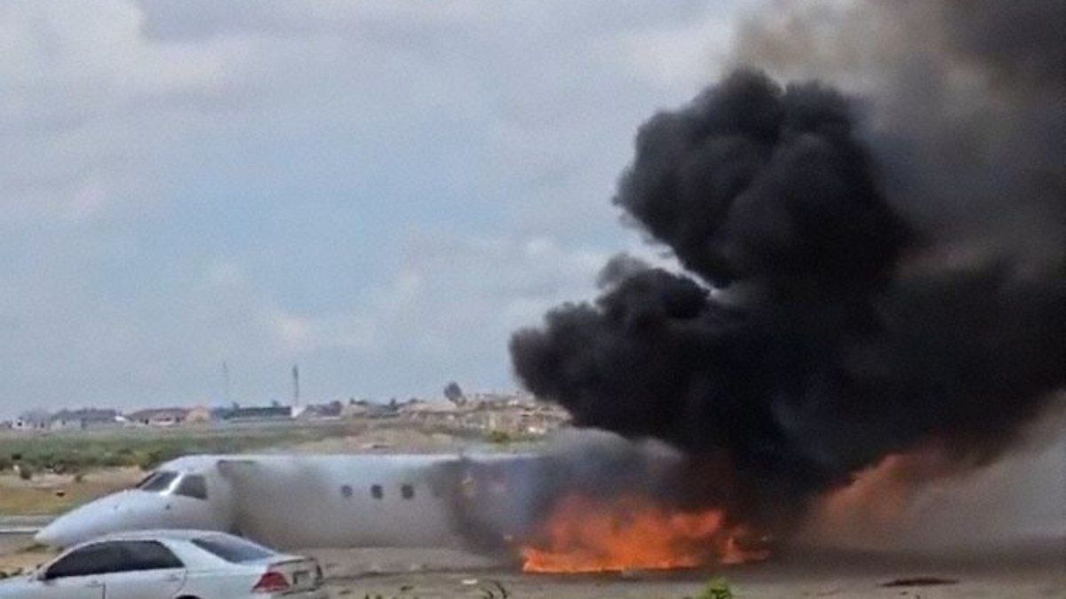 Avião da Embraer com ministro do Congo cai e pega fogo