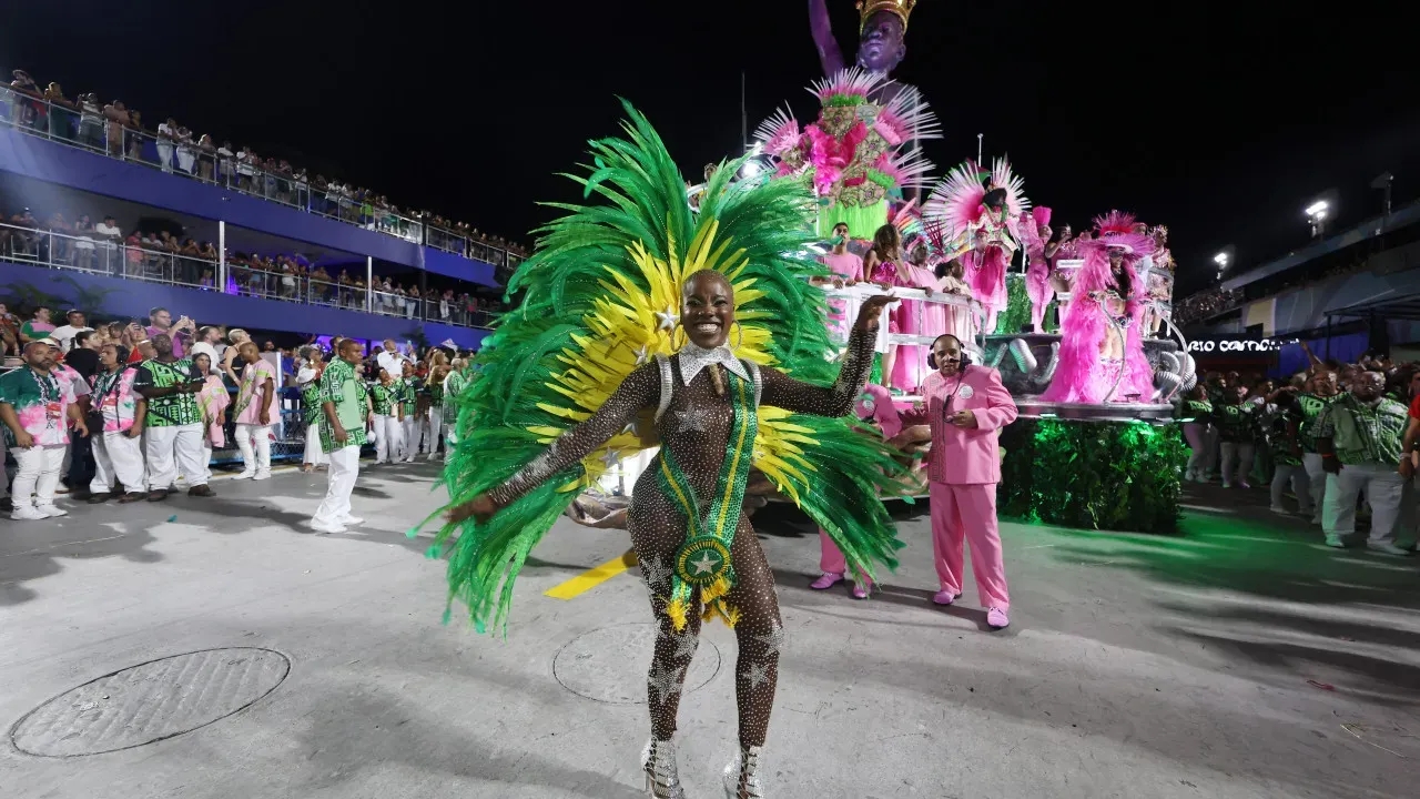 Mangueira empolga com refrão forte e cultura banto