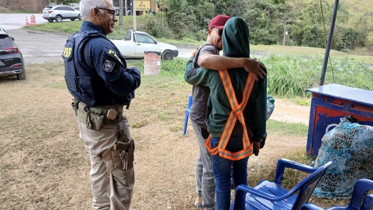 Pai reencontra filho de 12 anos com ajuda da PRF