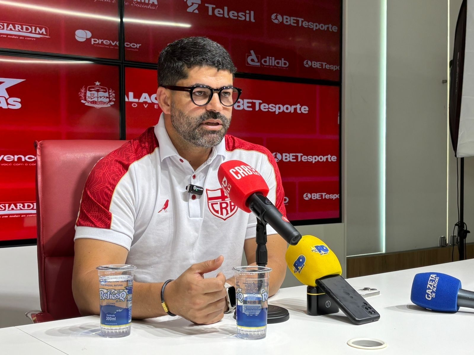 Ari Barros critica arbitragem e promete reclamações na CBF