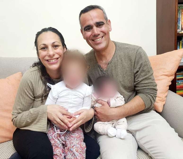 'Como sobrevivi ao ataque do Hamas com minhas filhas enquanto meu marido foi sequestrado'