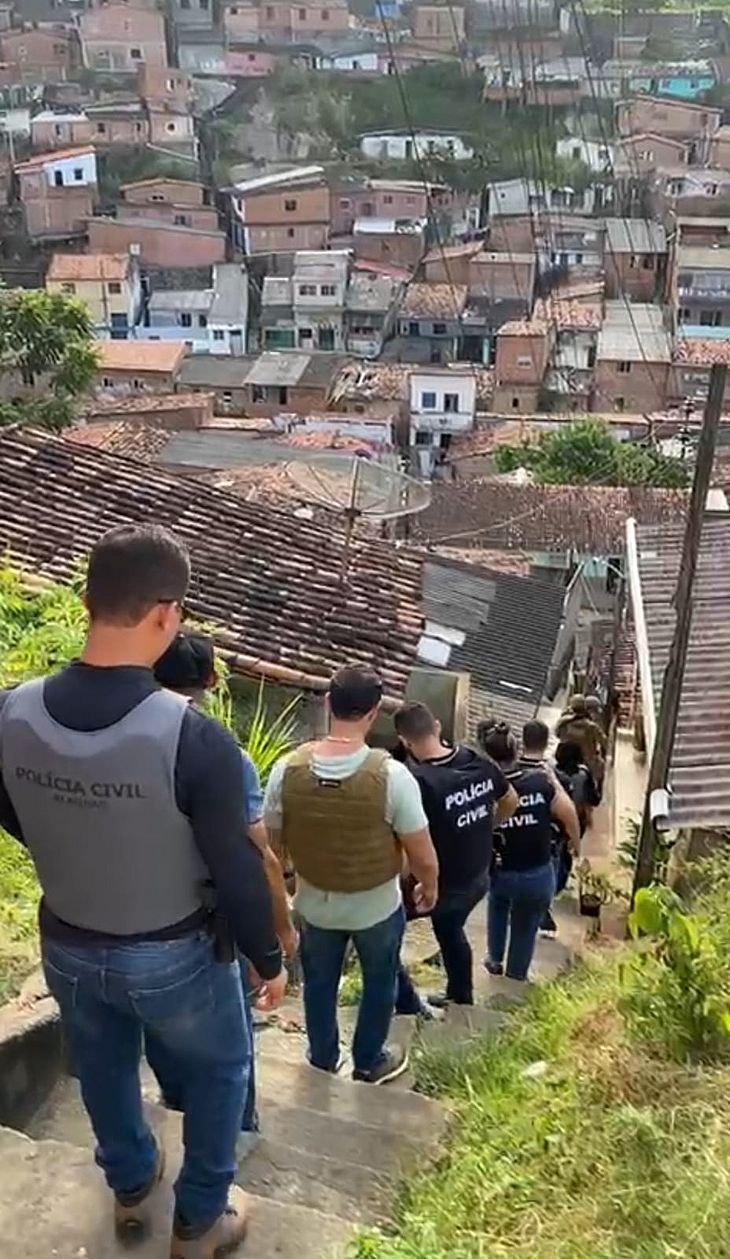 Em ação nas Grotas, Polícia Civil orienta moradores sobre o uso do Disque Denúncia 181