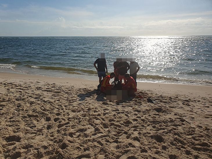 Empresário encontrado morto na Praia do Saco teria ingerido grande quantidade de bebidas alcoólicas, diz PM