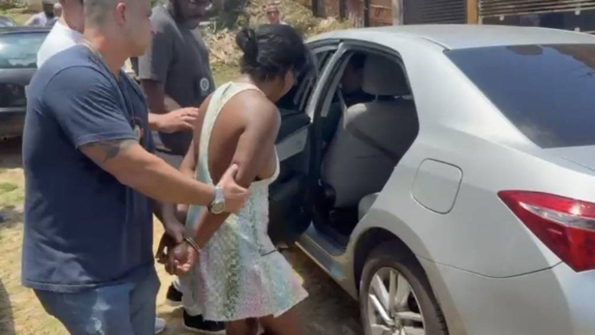 Mulher é presa por sequestrar bebê e atear fogo em mãe