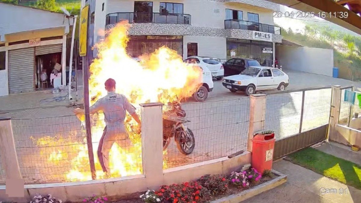 Homem incendeia moto para evitar apreensão durante abordagem