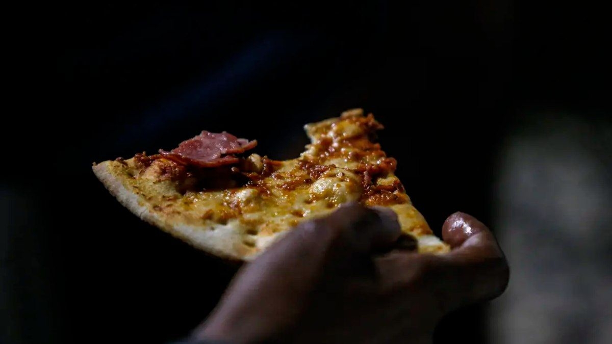 Bactérias em pizza levam a surto com 114 casos e 1 morte