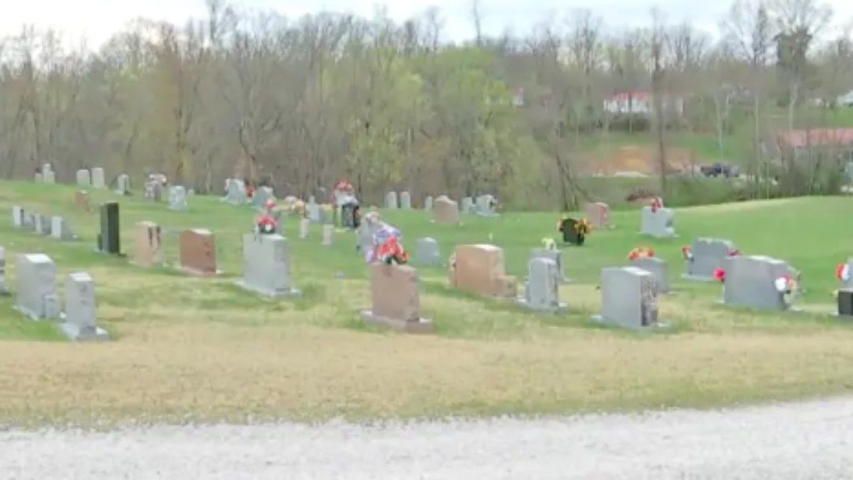 Coveiro é preso por desenterrar bebê em cemitério