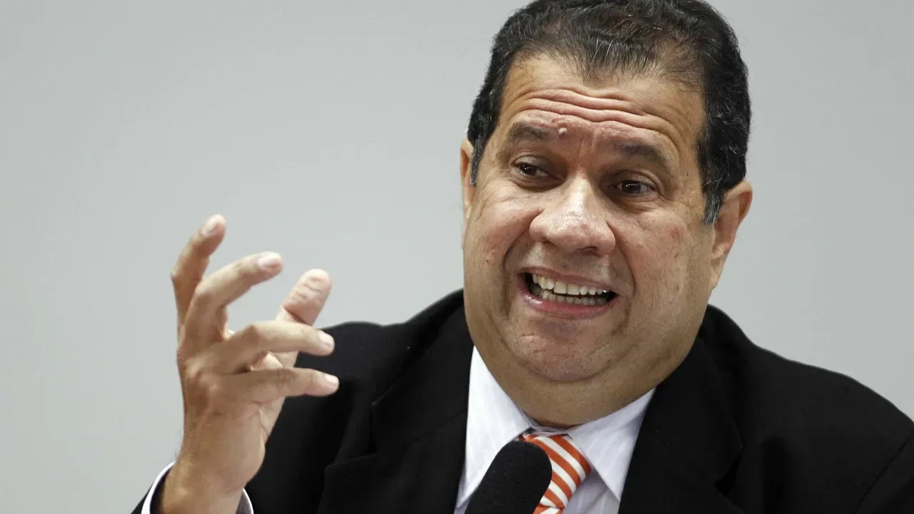 Lupi pede demissão após fraude no INSS e troca no ministério