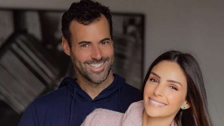 Grávida de cinco meses, Carol Celico encanta fãs ao exibir tamanho da barriga