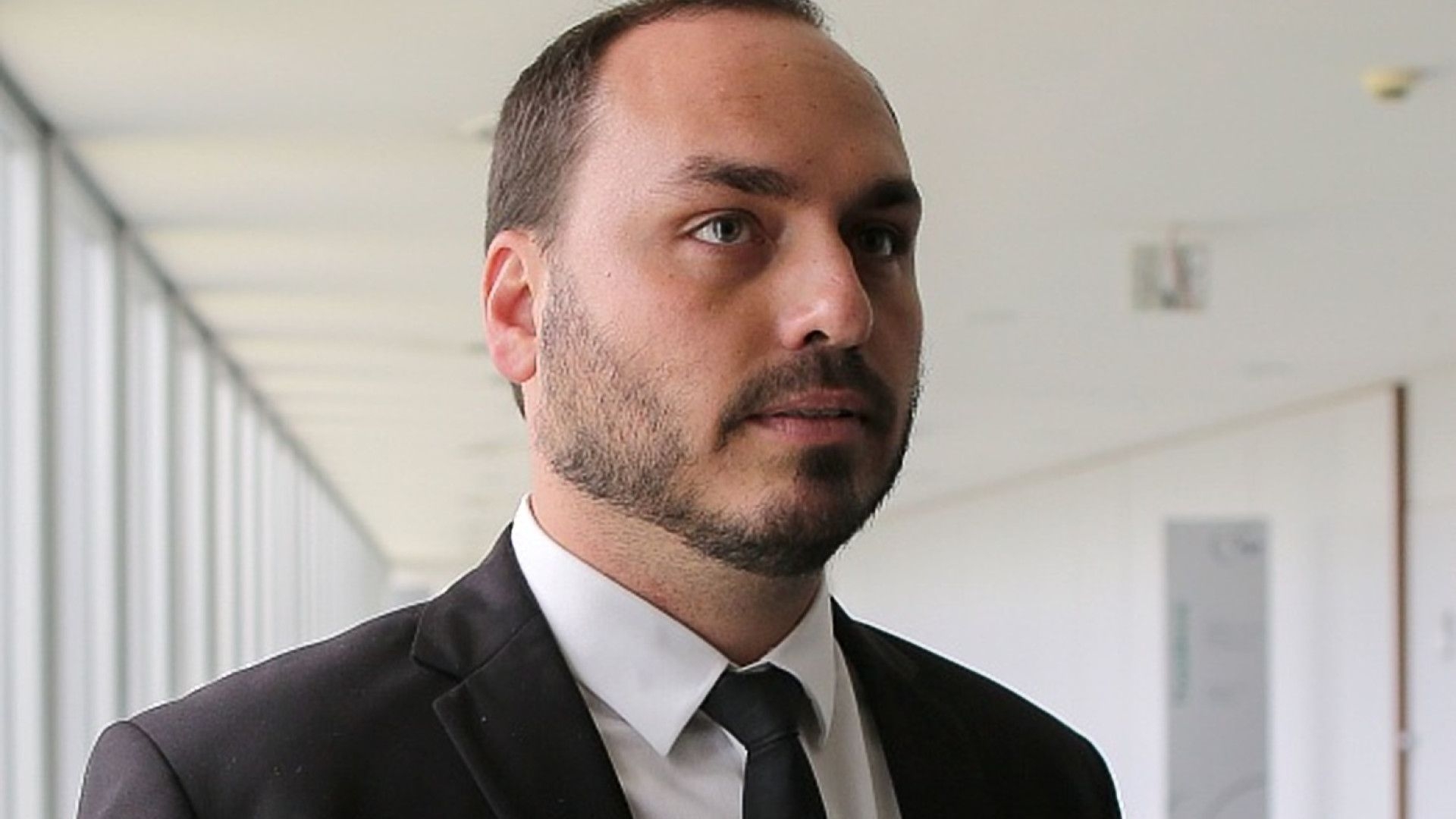 Carlos Bolsonaro é removido do grupo de WhatsApp da Câmara do Rio após operação do caso Abin