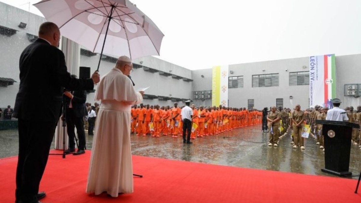 Papa Leão XIV defende direitos humanos em prisão africana