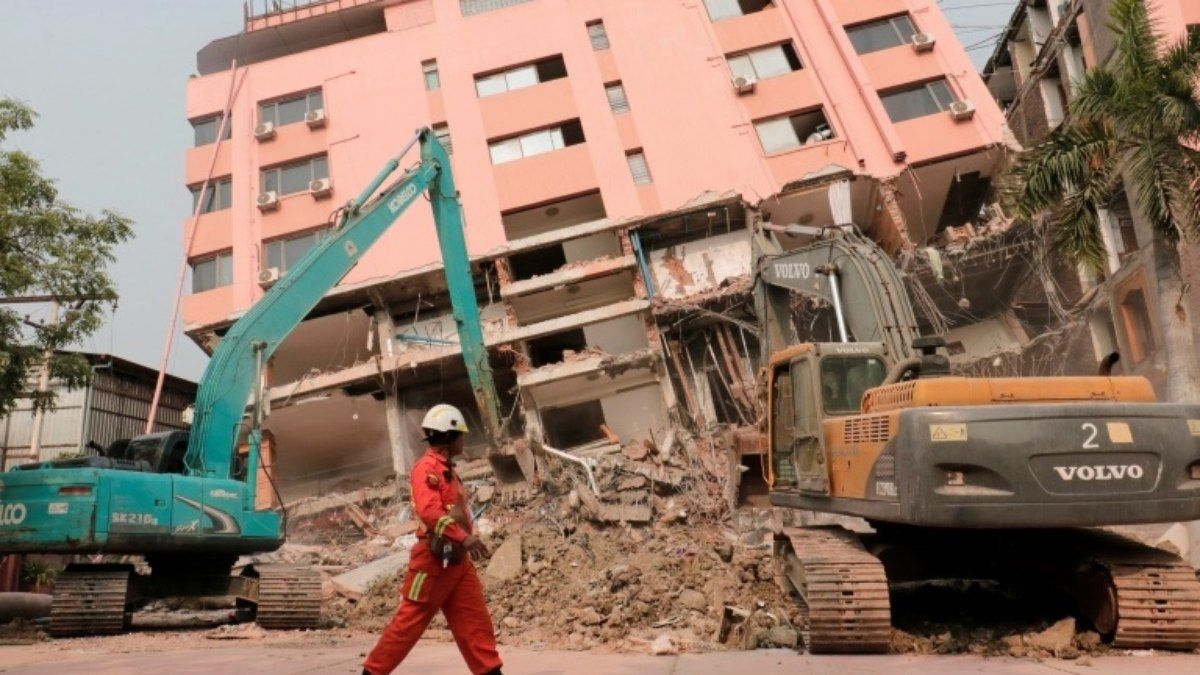 Chuva atrapalha resgate em áreas afetadas por terremoto
