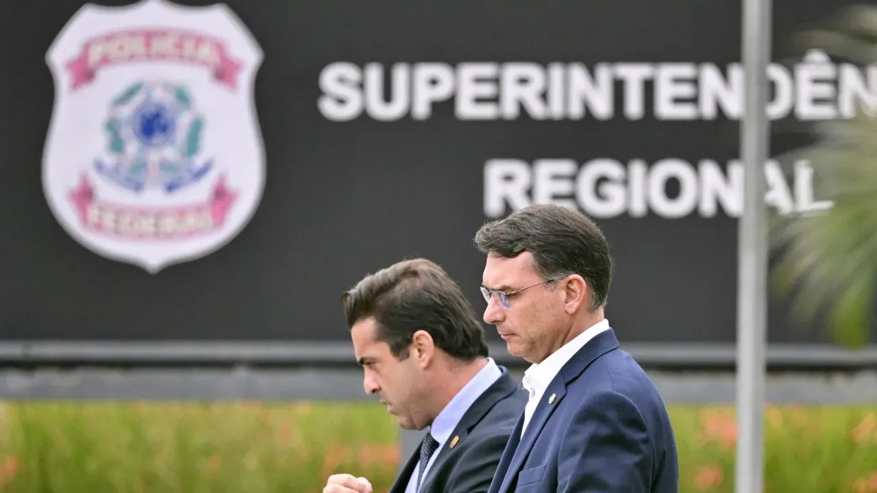 Flávio solicita anistia para Bolsonaro a Motta e Alcolumbre