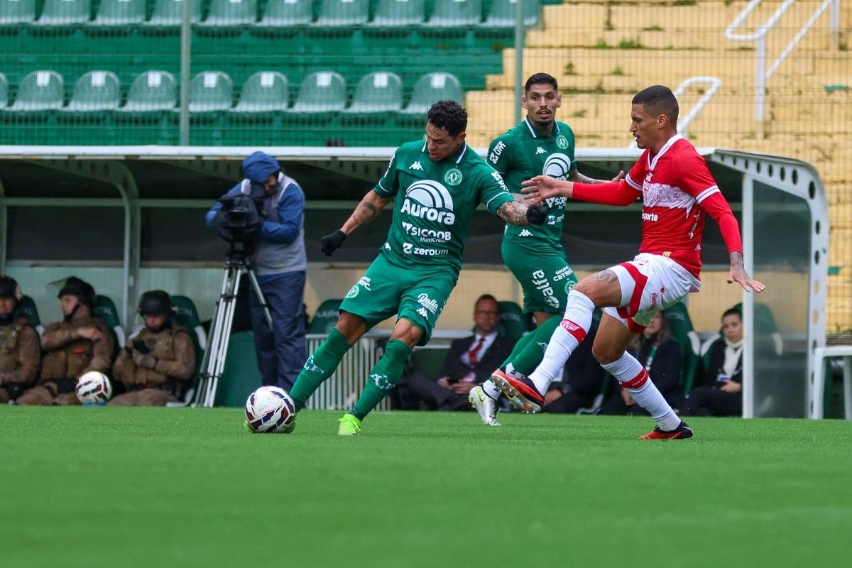 CRB reage após pane inicial, mas perde para a Chapecoense
