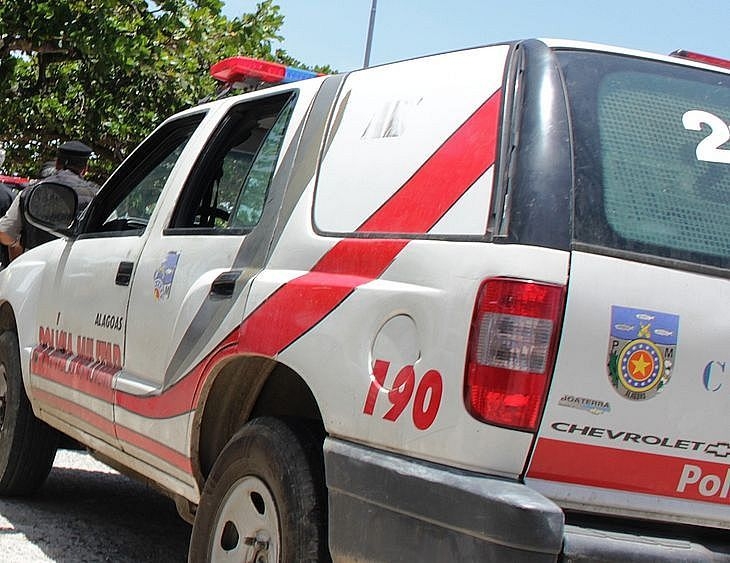 Casal é preso com quase 5 kg de drogas no Benedito Bentes