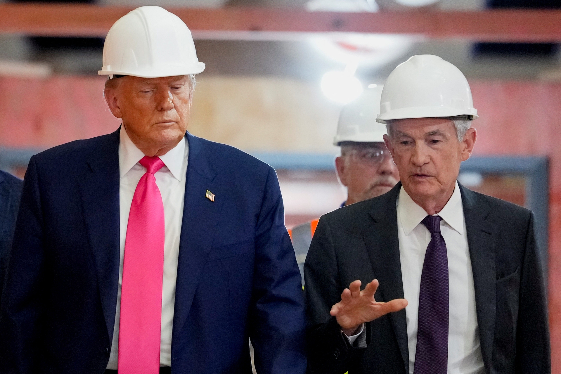Trump e Powell Divergem sobre Economia e Inflação