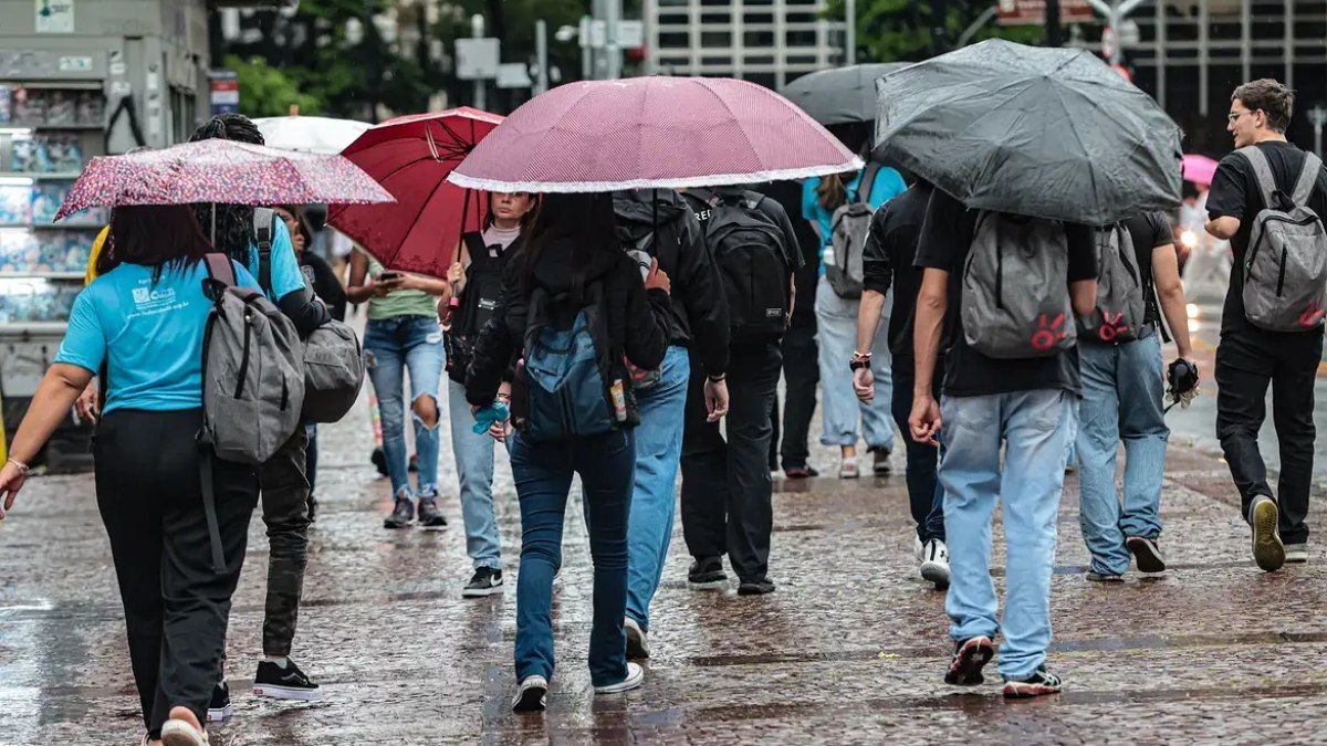 Frente fria traz chuvas intensas para São Paulo até terça