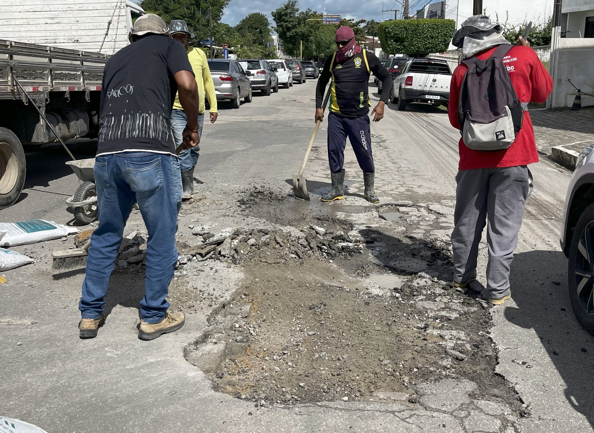 Operação tapa-buracos melhora vias de Penedo