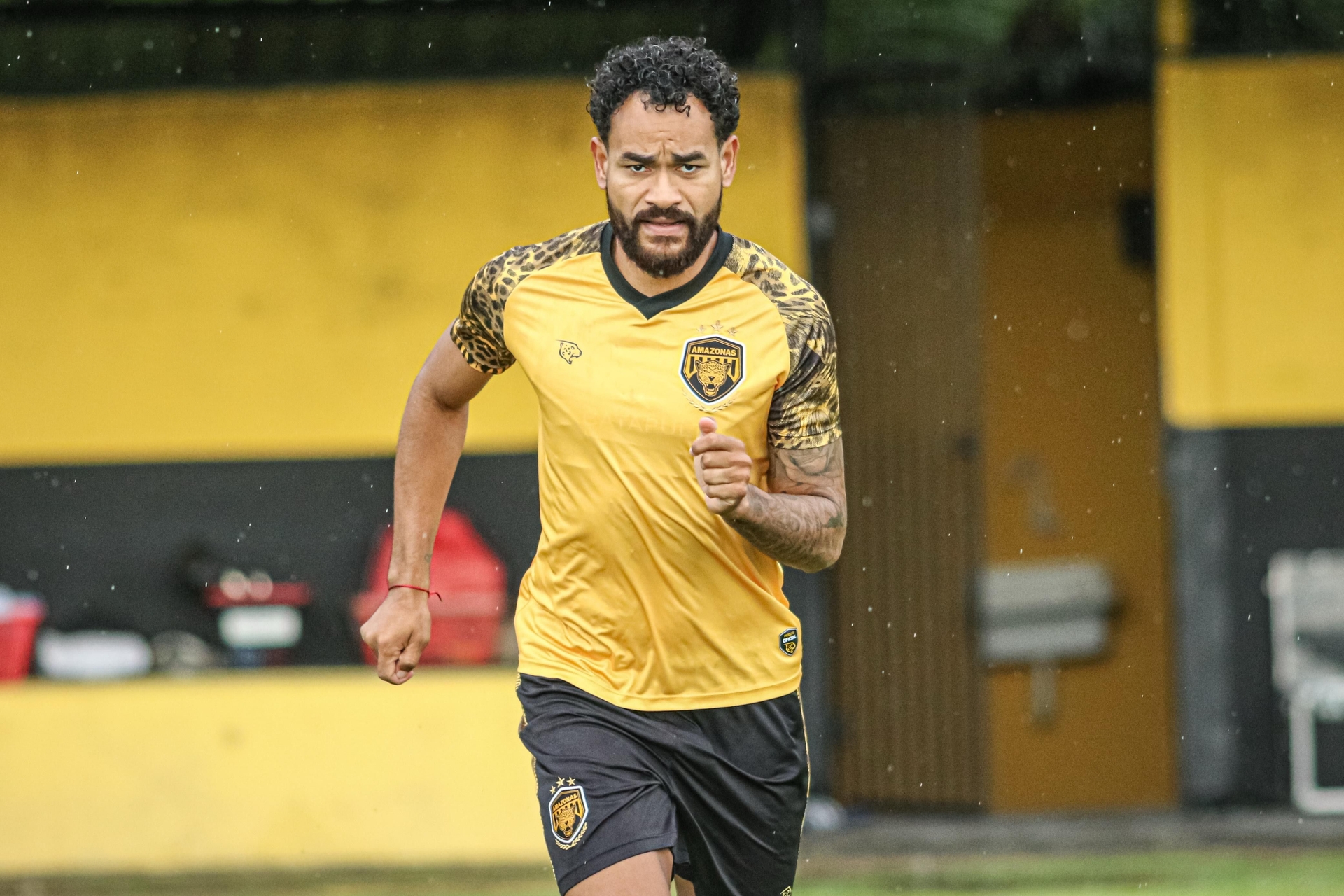 CSA garante zagueiro e negocia atacante para o time