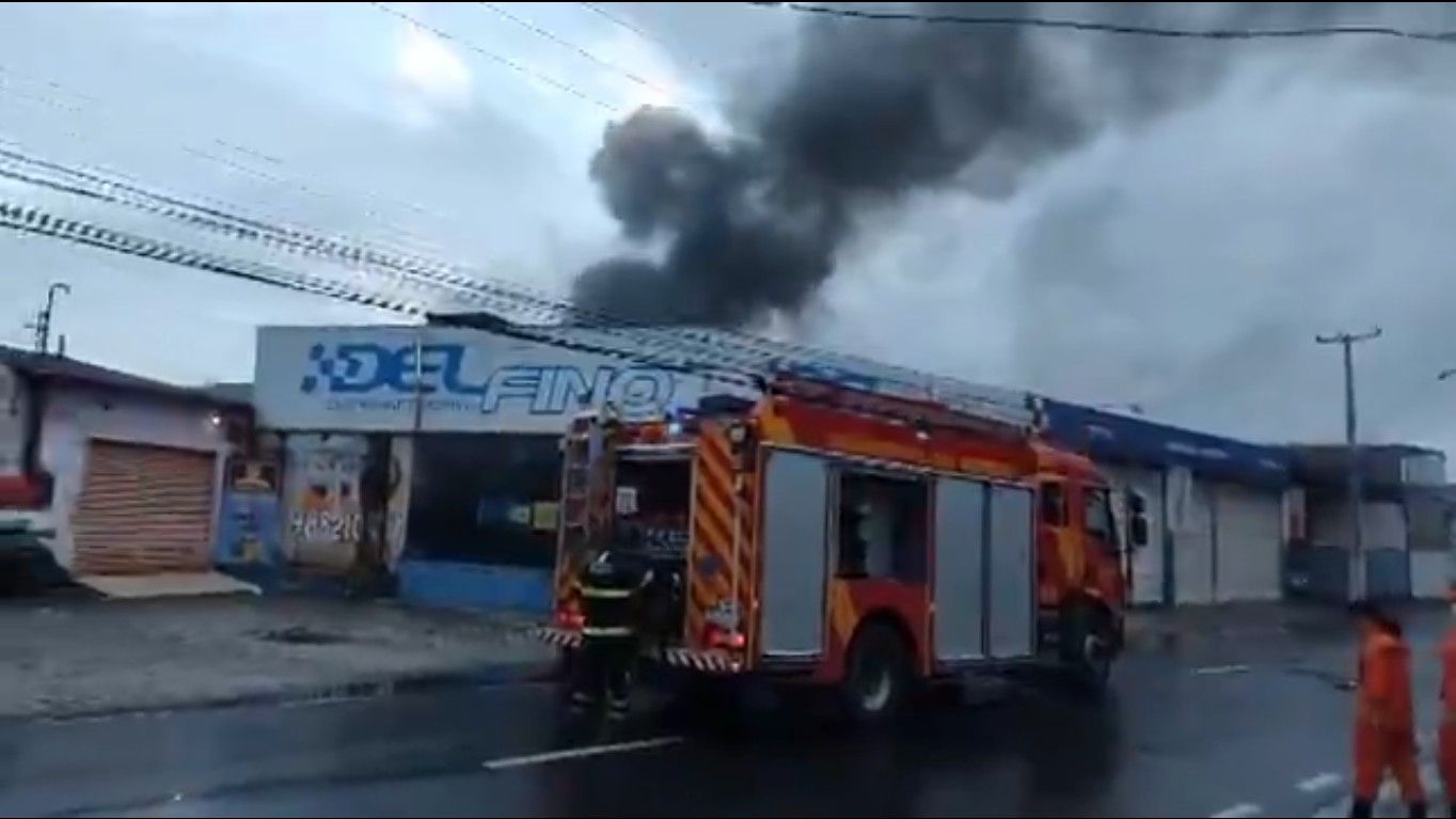 Incêndio afeta veículos em oficina no Poço, Maceió