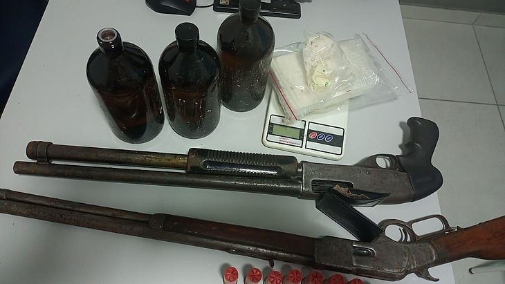 Homem com tornozeleira eletrônica é preso por suspeita de tráfico no Feitosa