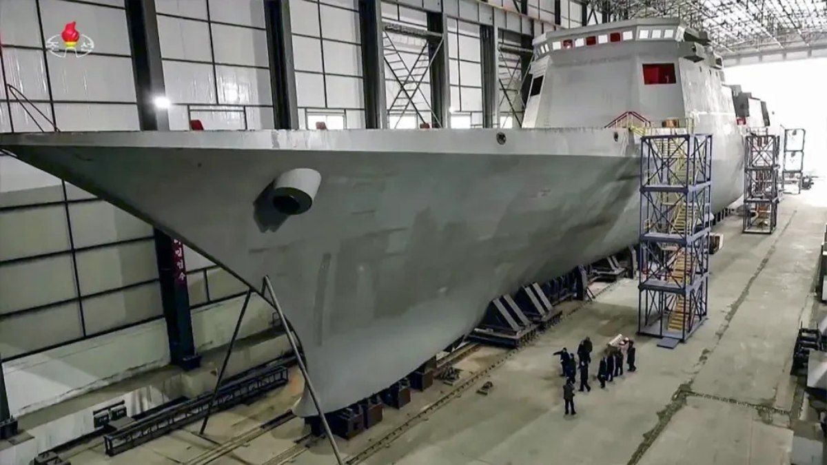 Coreia do Norte constrói seu maior navio de guerra