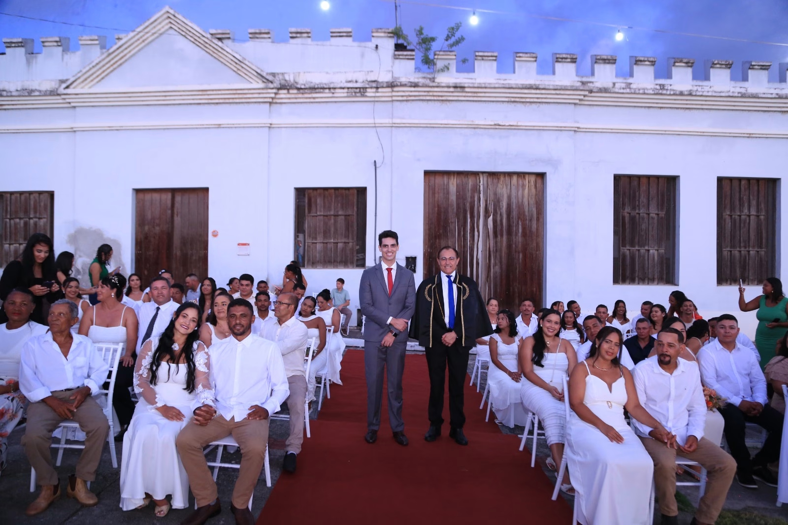 Casamento comunitário une casais em Penedo com amor