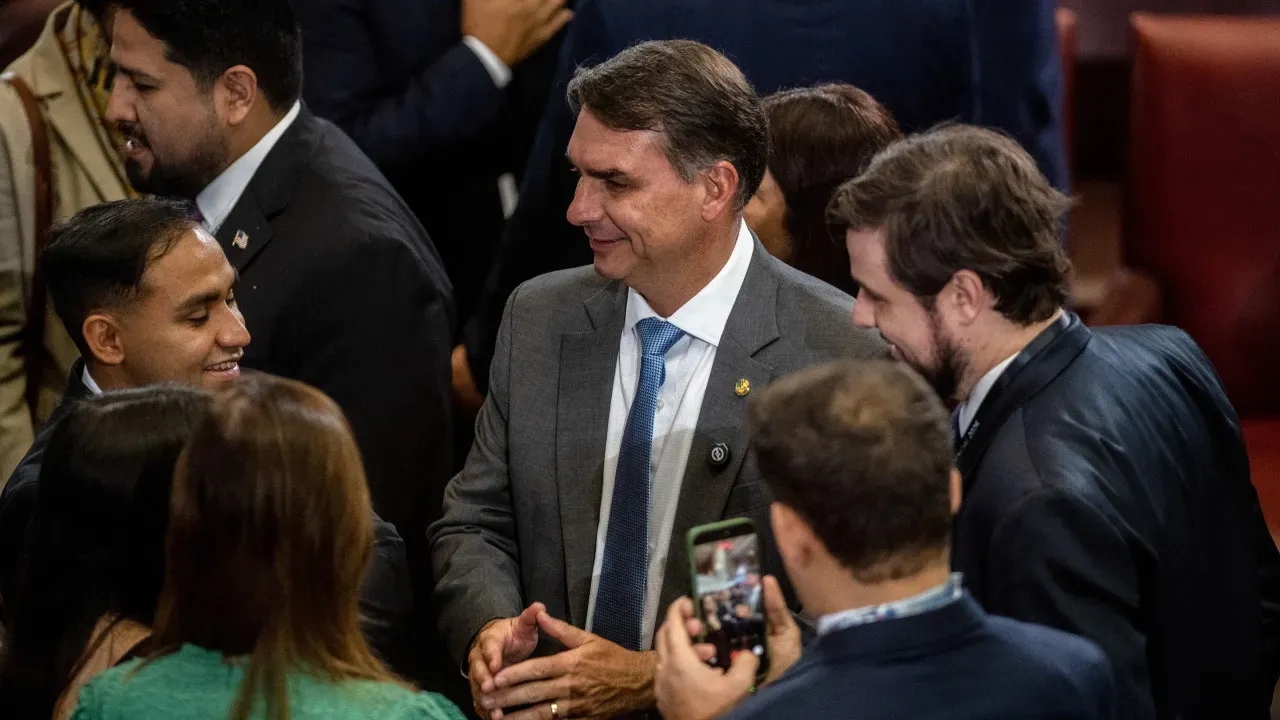 Flávio Bolsonaro cresce nas redes enquanto Lula critica tecnologia