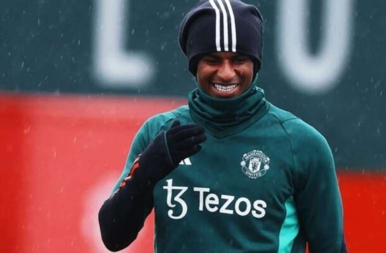 Atacante do Manchester United faz festa de 12 horas com bebedeira e maços de dinheiro, diz garçonete