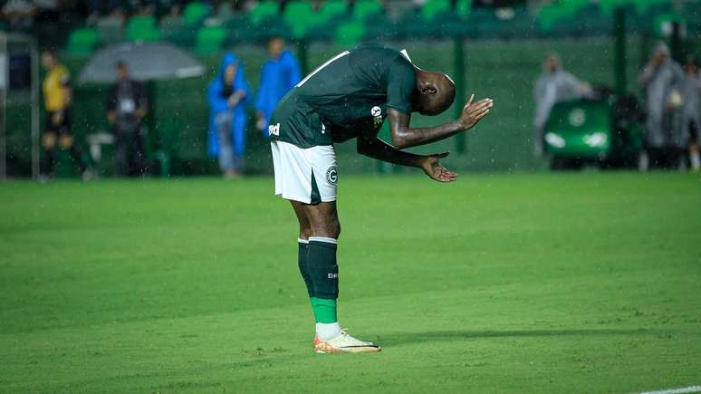 Goiás vence Iporá com gol do artilheiro Paulo Baya e segue líder isolado do Goianão