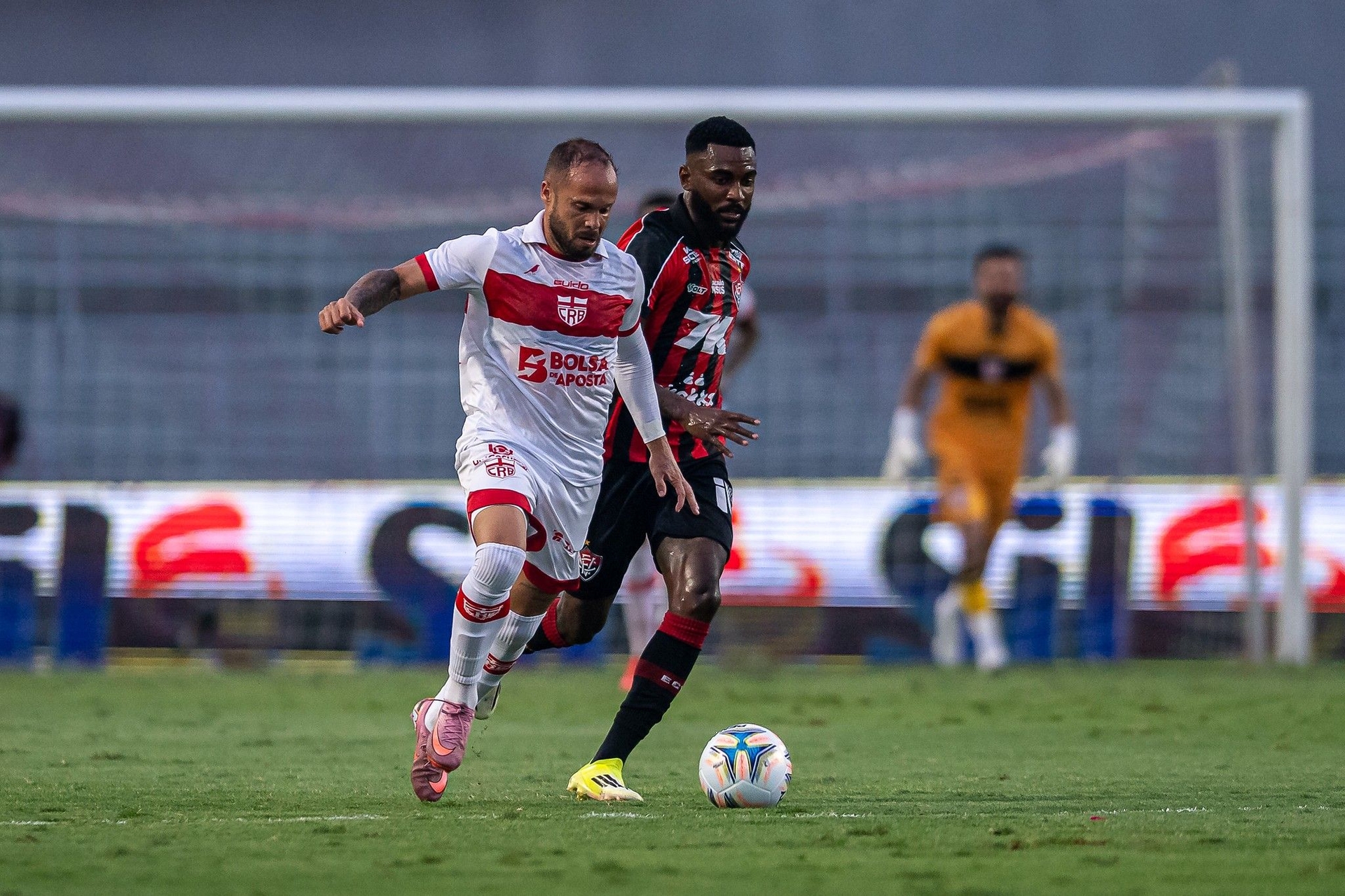 CRB vende camisas 2026; modelo vermelho já esgotou