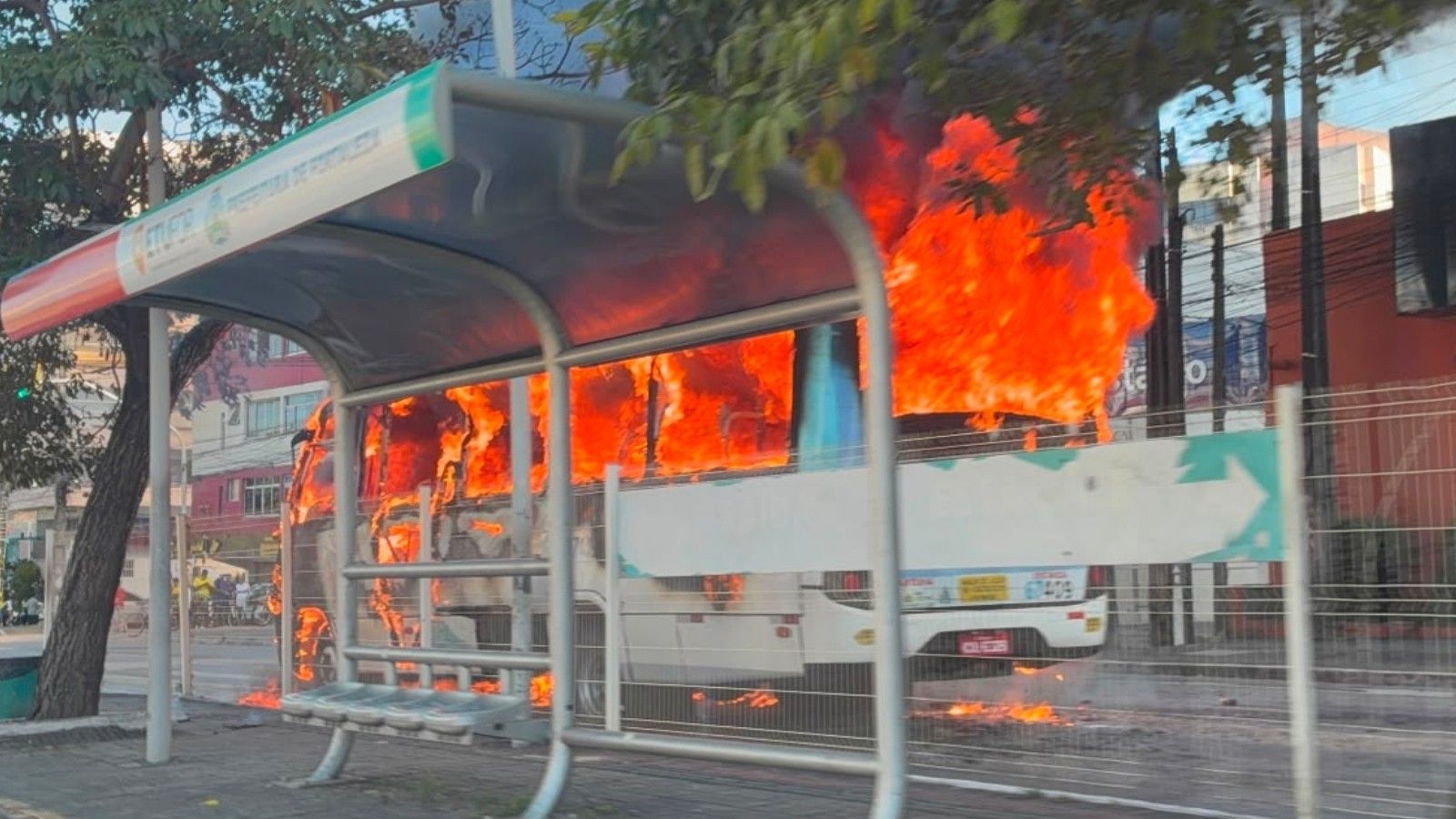 Micro-ônibus incendiado na Avenida Bezerra de Menezes, Fortaleza