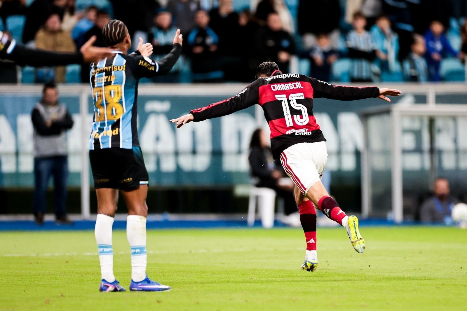 Flamengo vence Grêmio com gol de Carrascal em Porto Alegre