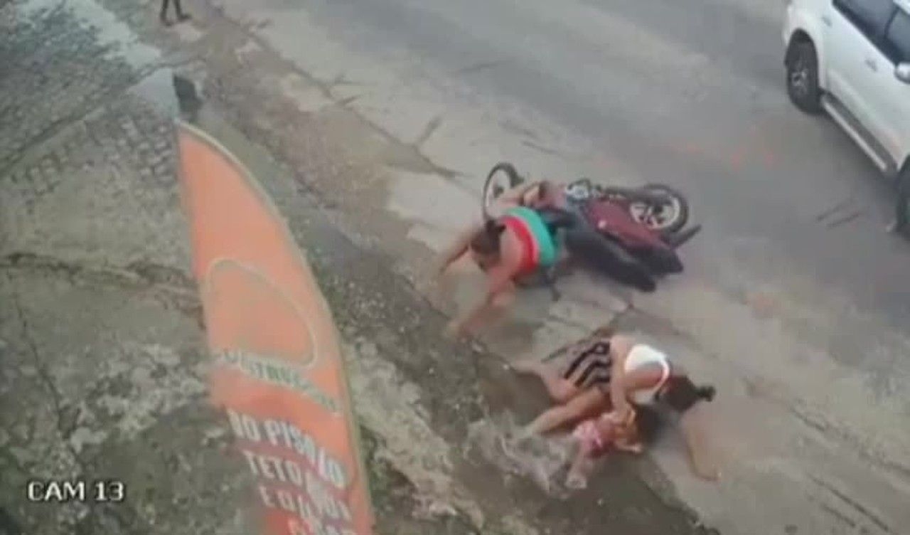 Acidente em Penedo envolve criança e duas mulheres em moto