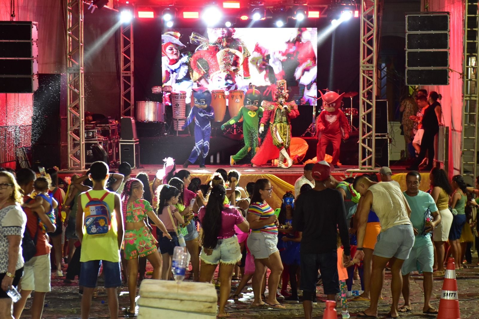 Carnaval em Penedo tem atrações infantis na praça, no palco e na avenida