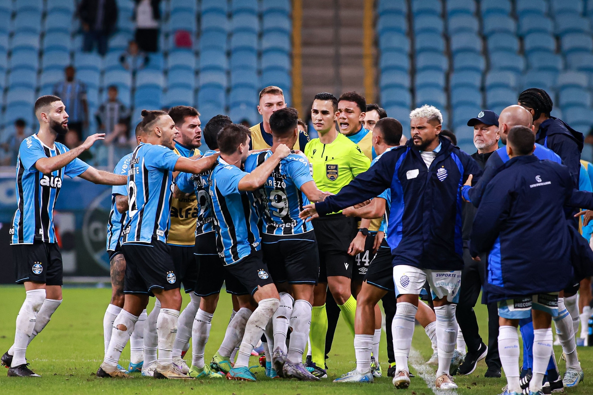 Análise do VAR em gol anulado do Grêmio contra o CSA
