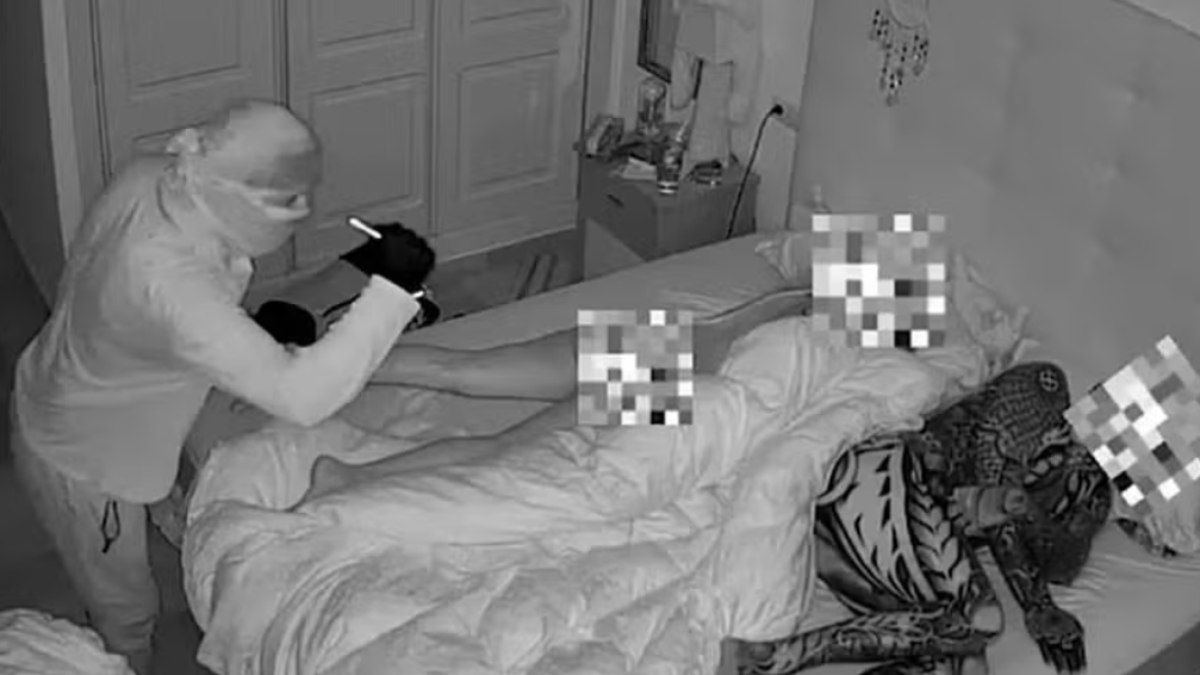 Ladrão Observa Mulher Nua em Sua Casa por 30 Minutos