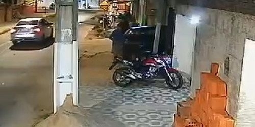 Câmera flagra suspeitos de executarem homem com 20 tiros em Maceió; crime teria relação com o tráfico