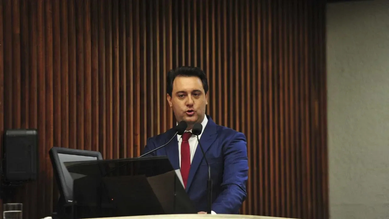 Ratinho Jr. impulsiona obras e enfrenta críticas ambientais