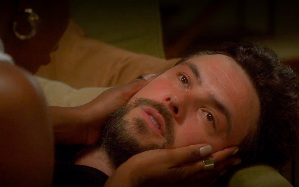 Elas por Elas: Átila morre nos braços de Taís após ter vida dupla desmascarada