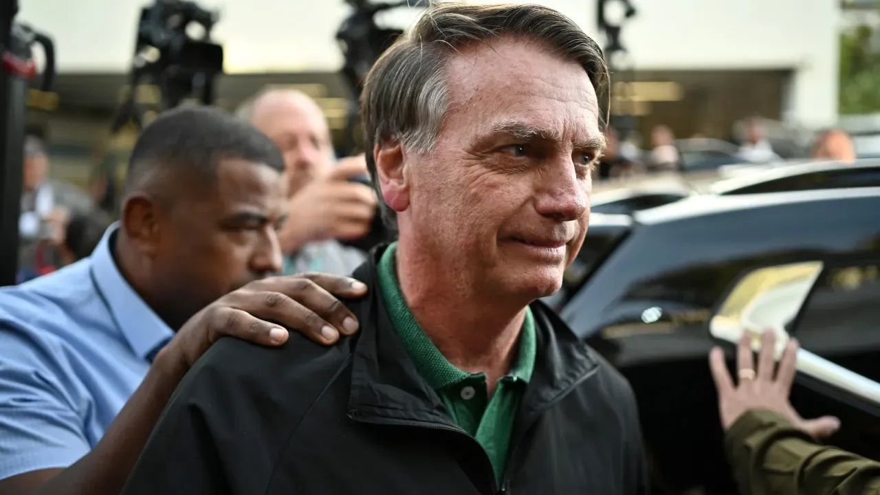 Bolsonaro interrompe agendas após alerta médico e freia pressão política