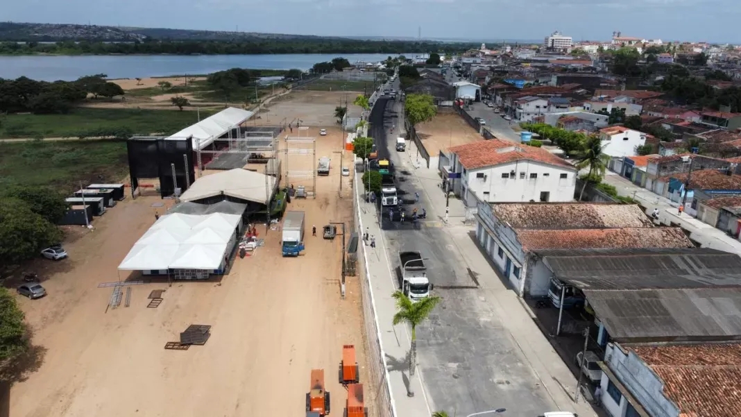 Parceria entre Governo de Alagoas e Prefeitura de Penedo recupera novo trecho de asfalto na cidade